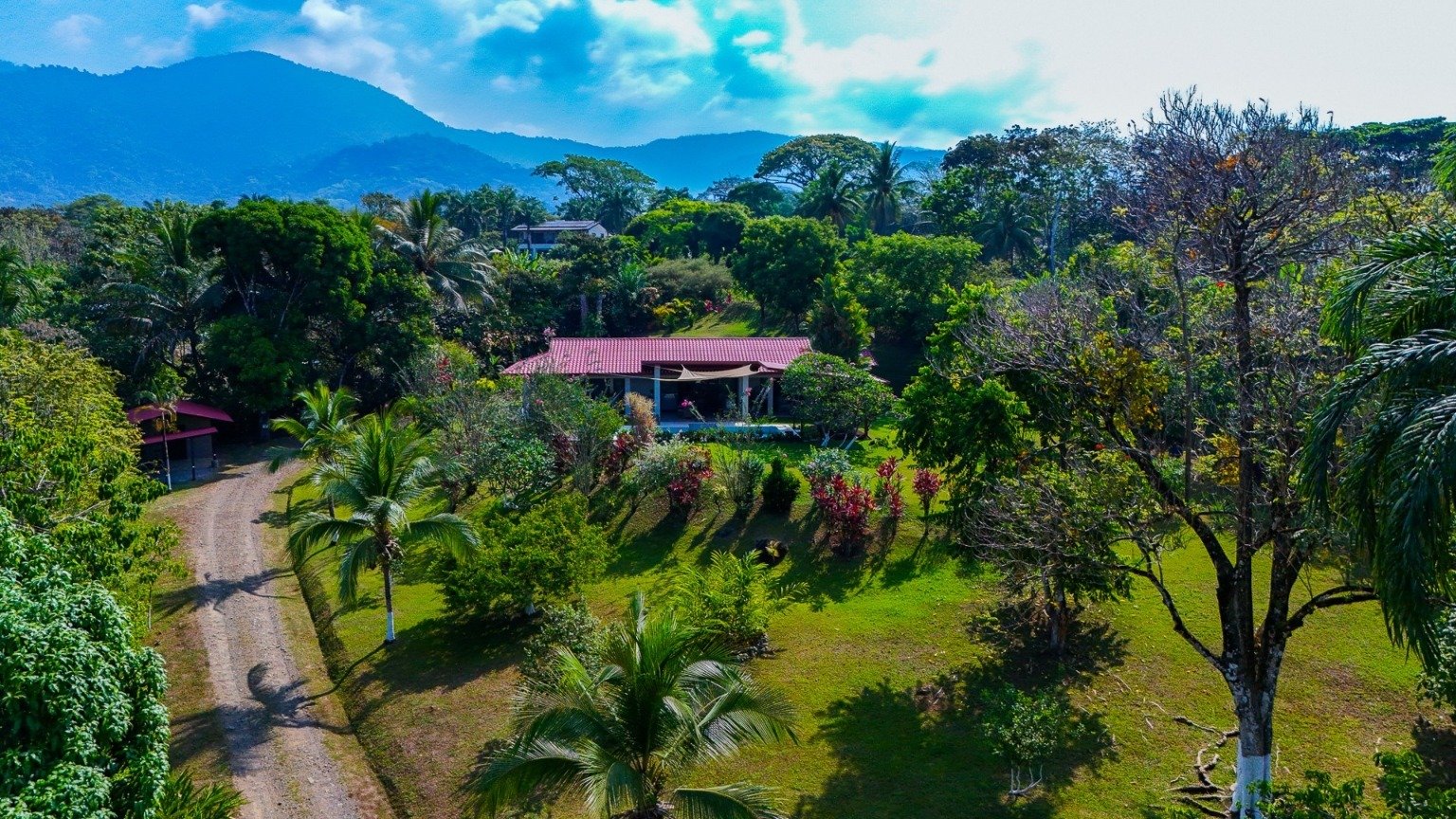 Stunning 2-Bedroom, 2-Bathroom Home with Pool on a Spacious Lot in Ojochal – Calle Papagayo