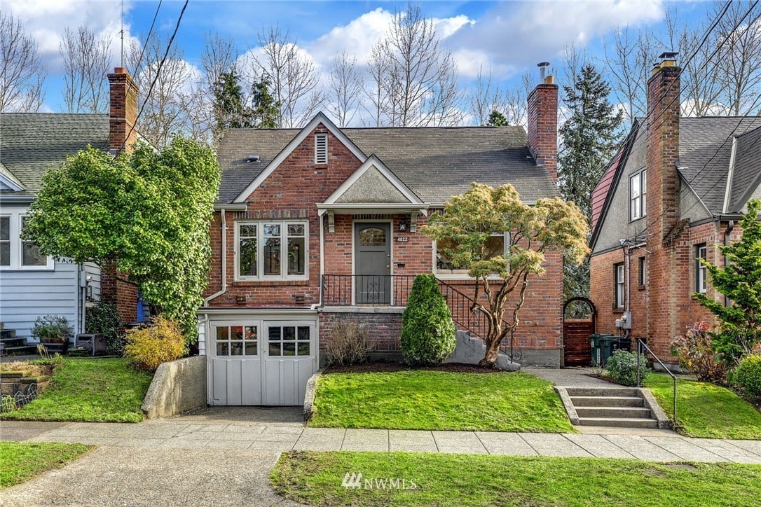 4822 38th Ave NE