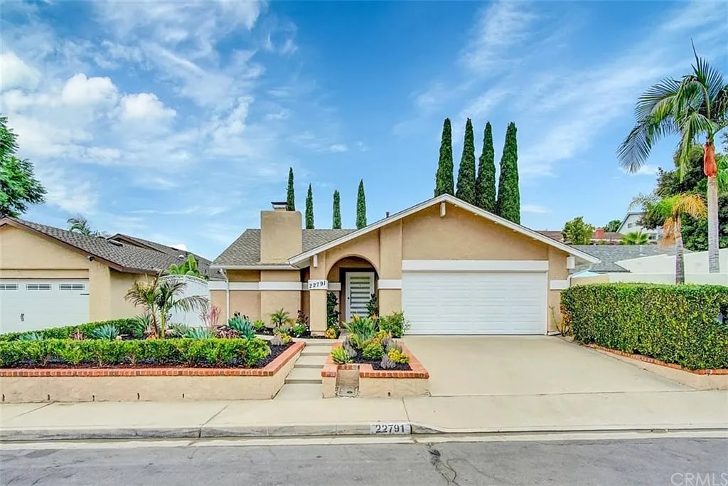 22791 Alturas Dr