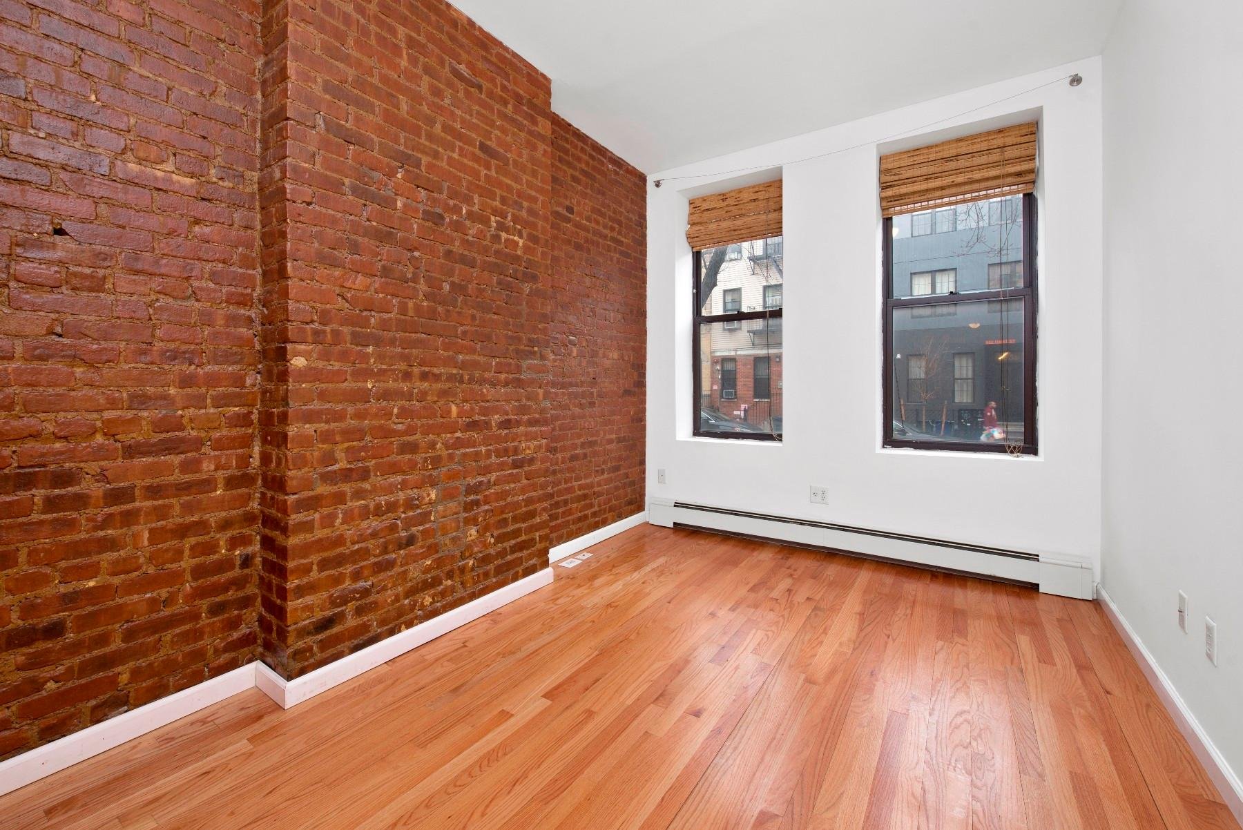 851 Hart St