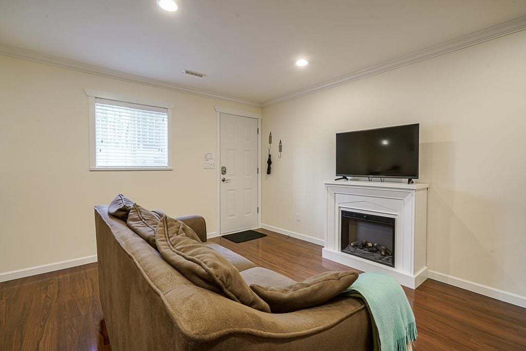 18938 70 Ave