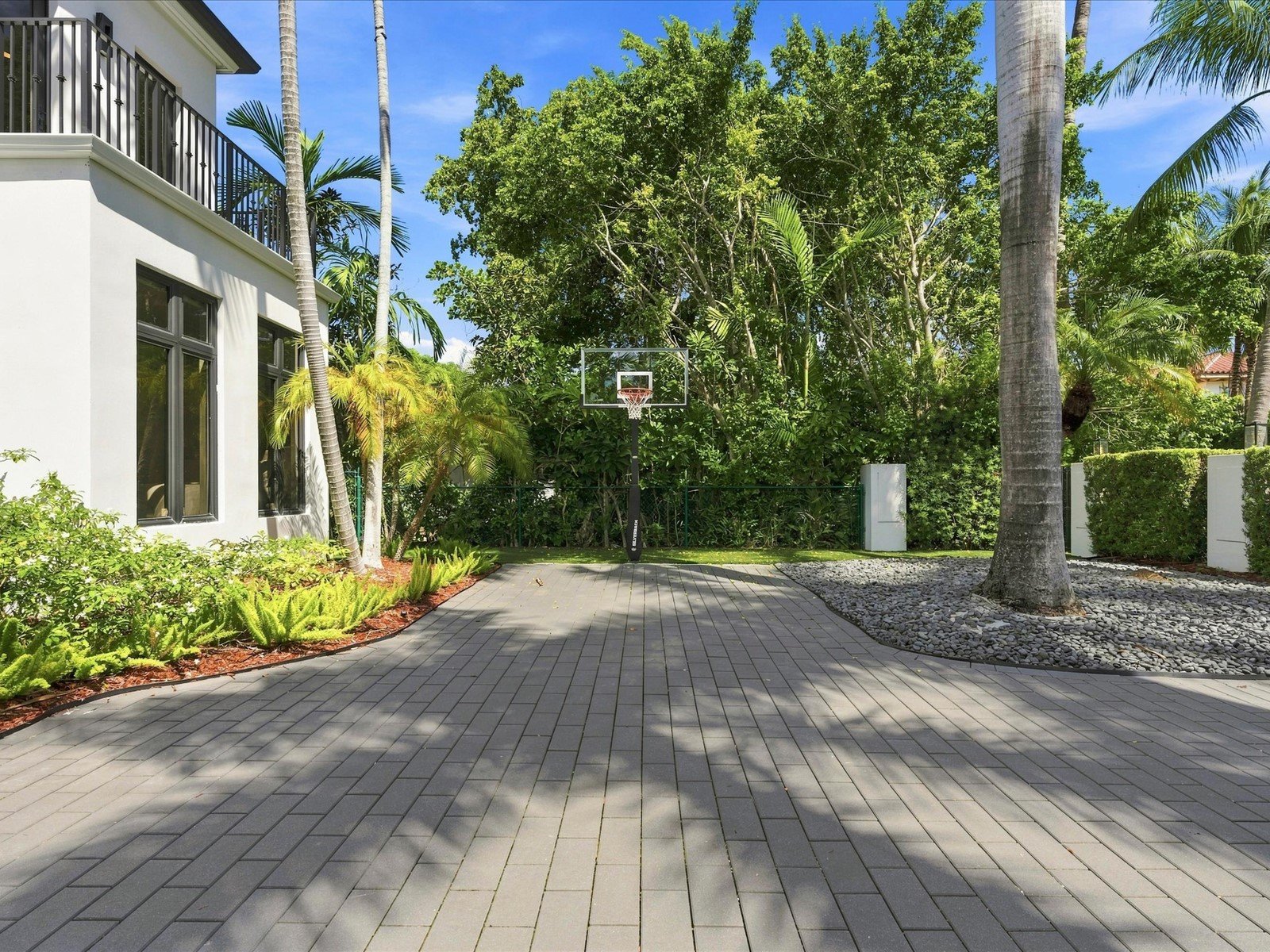 70 Camden Dr, Bal Harbour