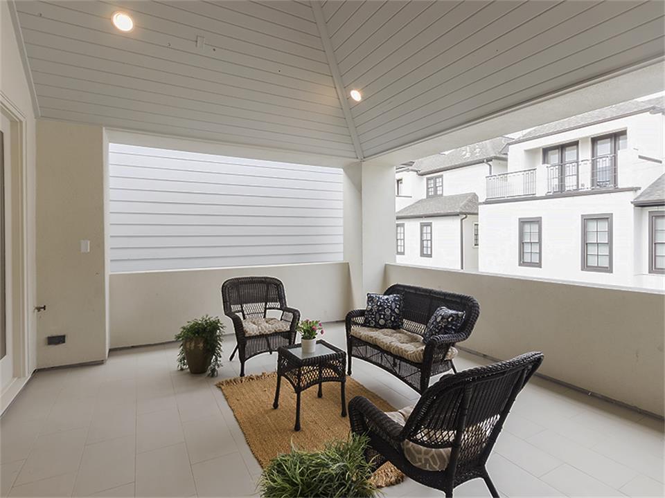 Aftonshire Place covered balcony