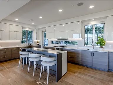 7350 Pacific View Dr