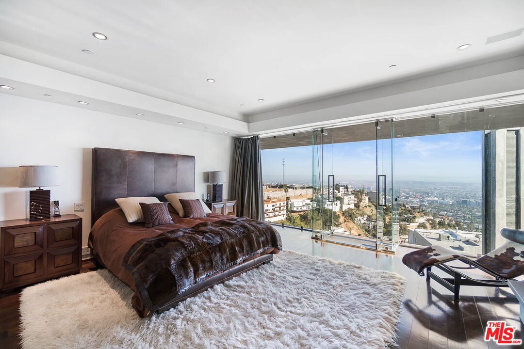 Luminor Crest, Viewmont Dr, 90069