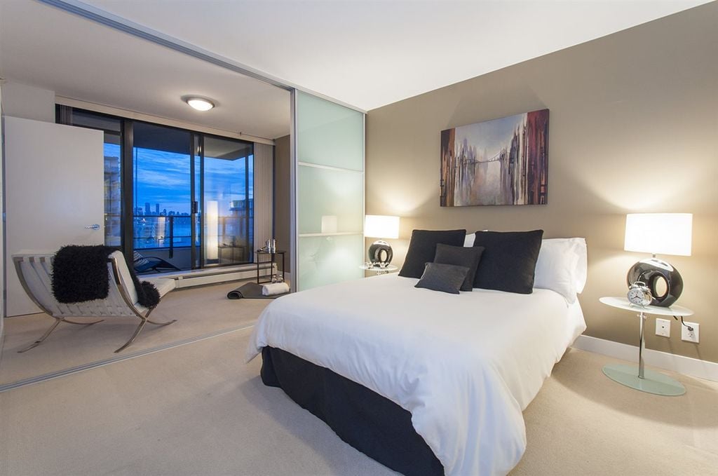 151 W 2nd St, #1002