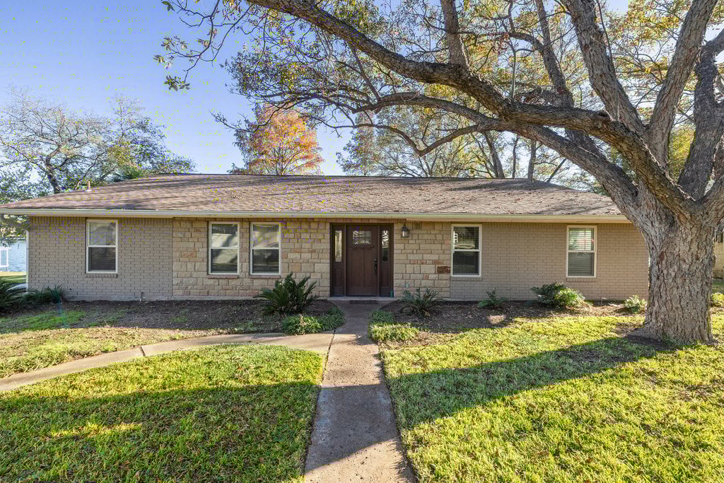 Stunning Waterfront Retreat in the Heart of Kingsland