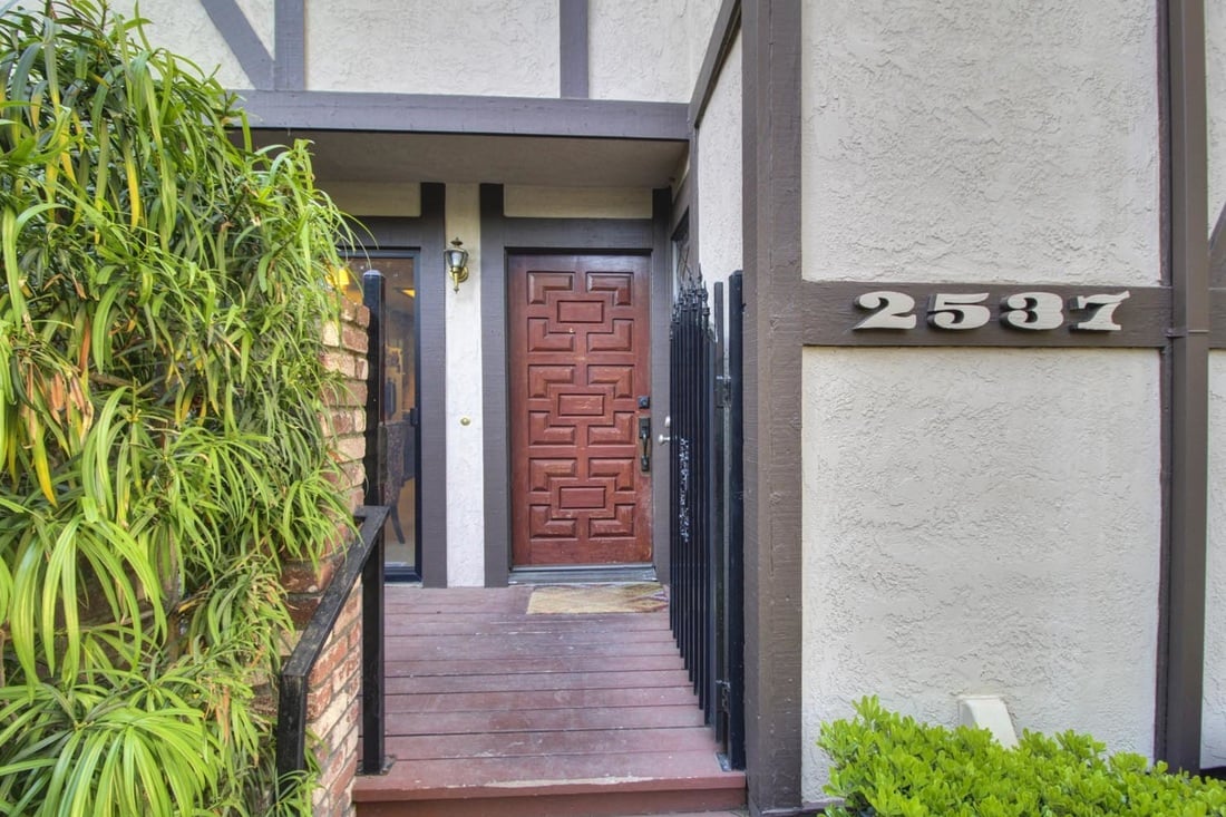 Gorgeous Condo in Popular Exeter Square!
