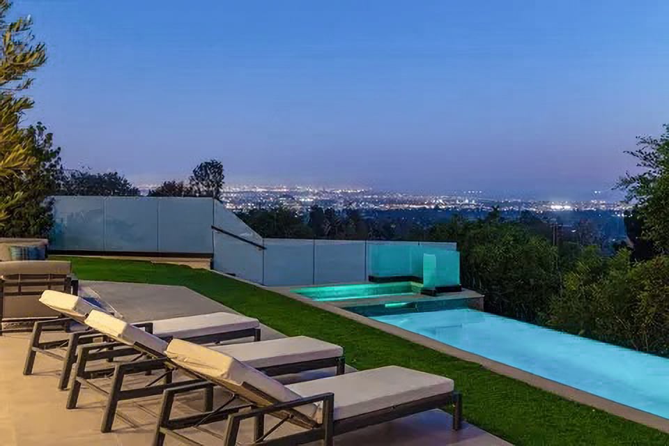 815 N Tigertail Rd, Brentwood