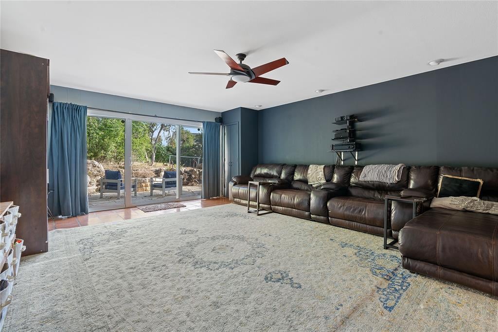 913 Dartmoor Dr