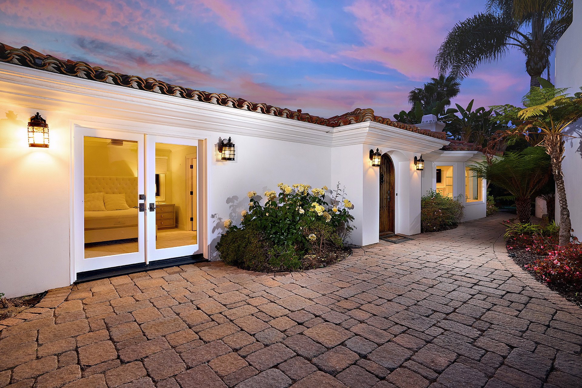 Detached guest house with private entry at Spanish estate in Rancho Santa Fe