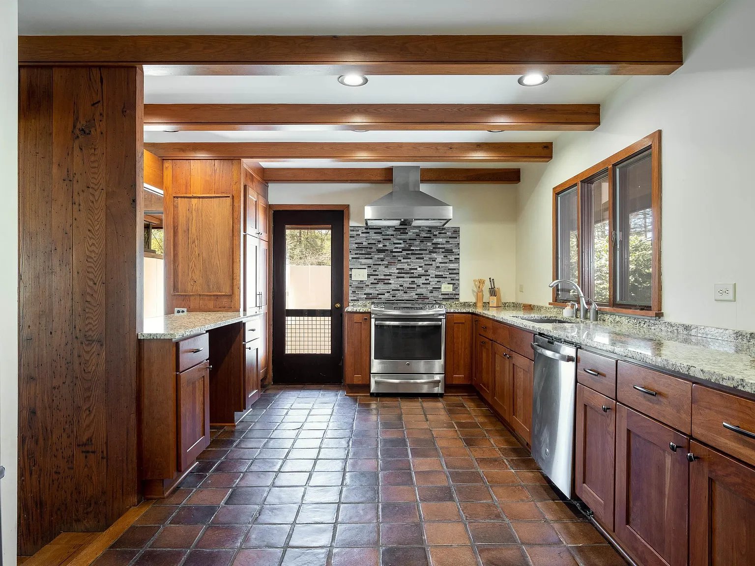 945 Old Garth Rd