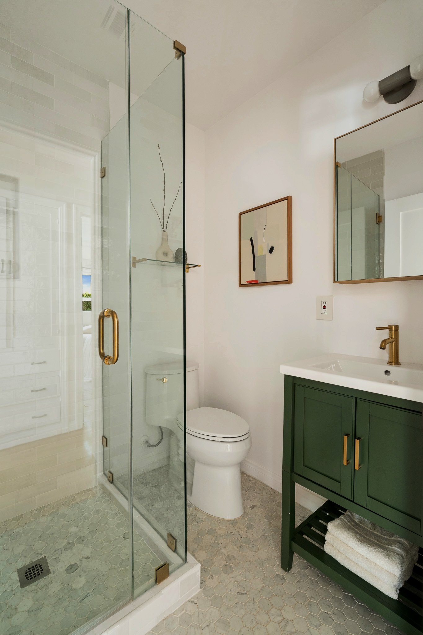 Re-imagined Quaint Country English with Guest House and Grand Rear Yard!