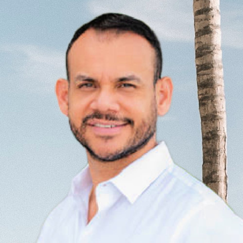 Alex Briceno Miami Beach, FL Real Estate Agent Headshot