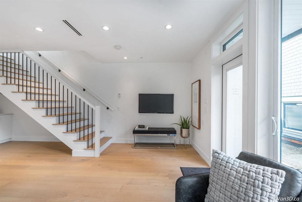 721 E 26 Ave