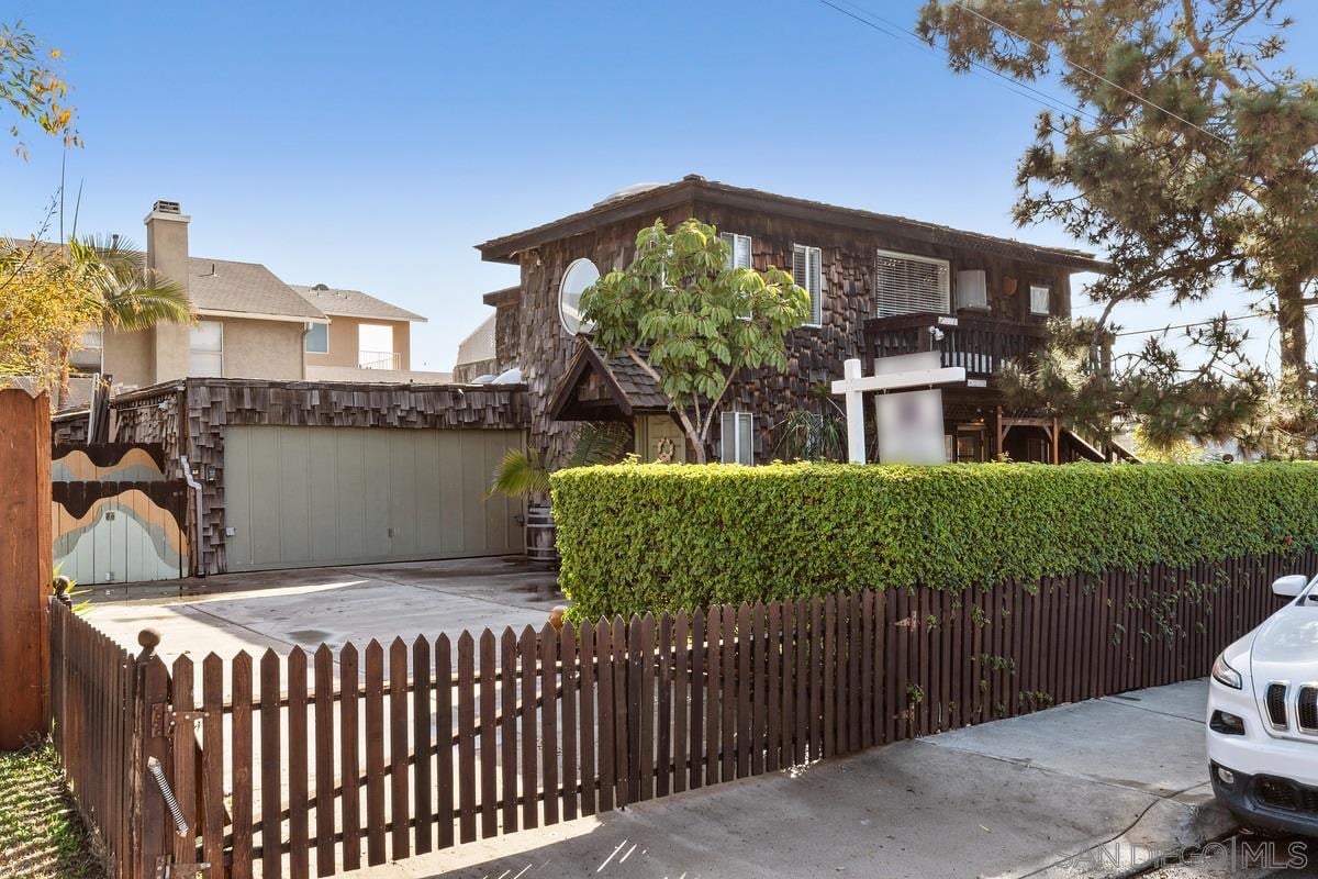 4273,4275 Dawes Street