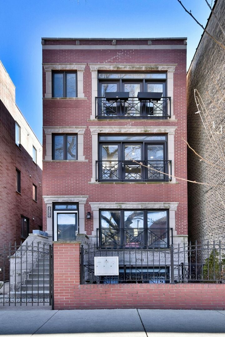 2711 N Wilton Ave #2