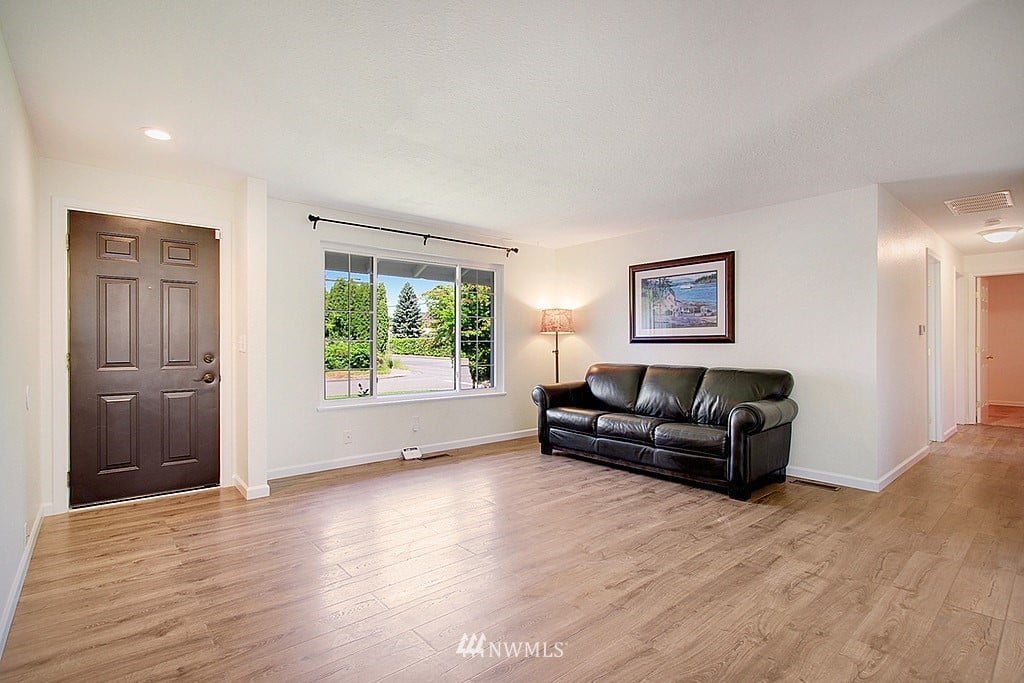 999 Tacoma Ave NE