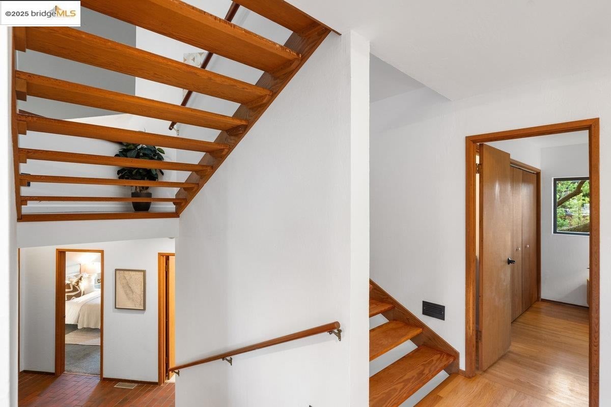 2112 Manzanita Dr