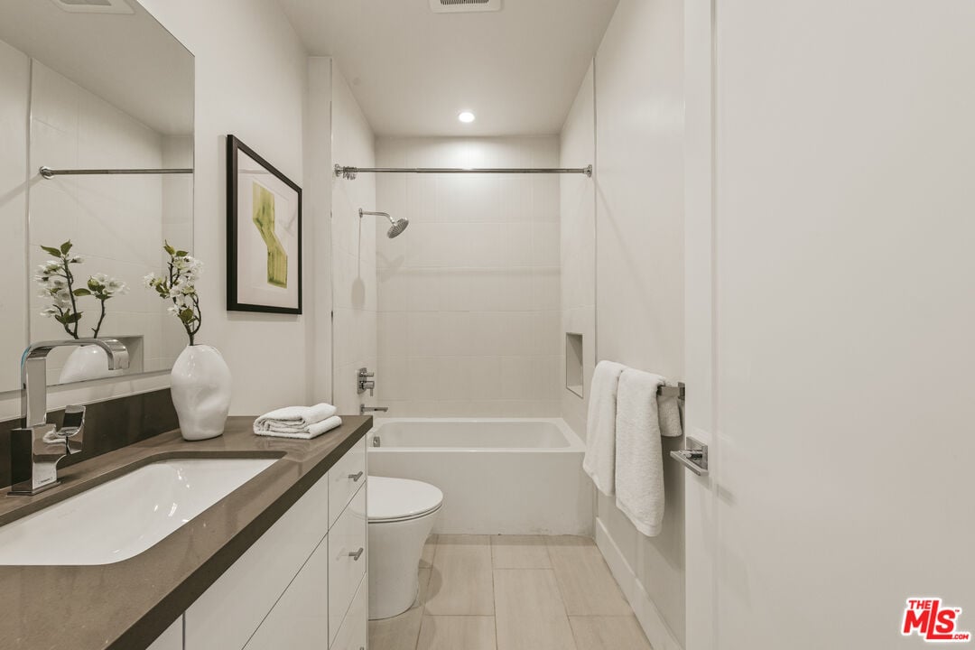 3230 S Barrington Ave