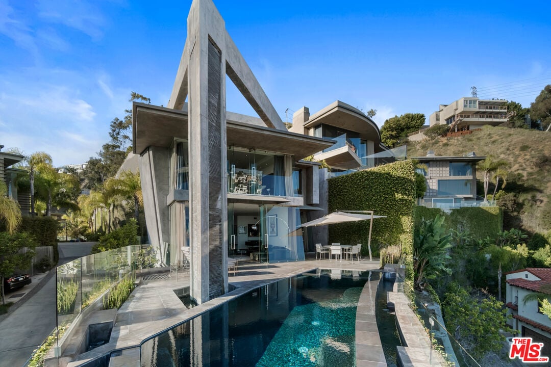 Luminor Crest, Viewmont Dr, 90069