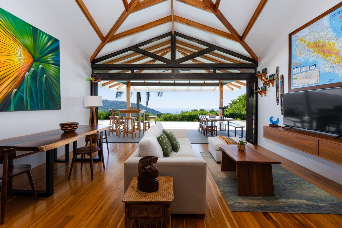  3 Bedroom Stunning Luxury Home Featuring Sweeping Valley & Ocean Views, 5.67 ACRES 