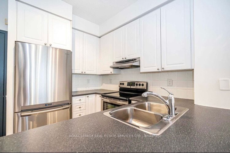555 Yonge St 502