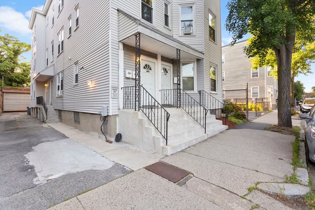 381-383 Cardinal Medeiros Ave #3F