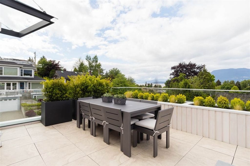 4385 Locarno Cres