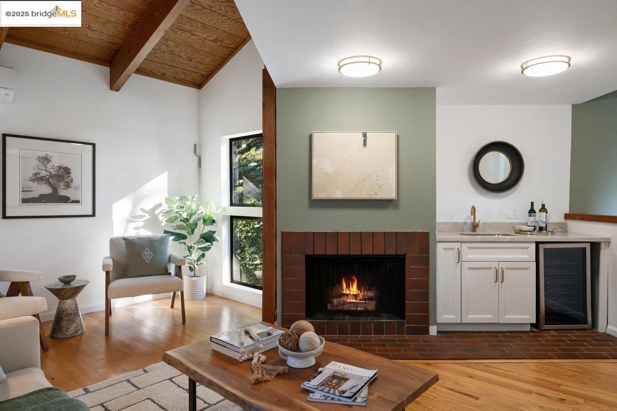 2112 Manzanita Dr
