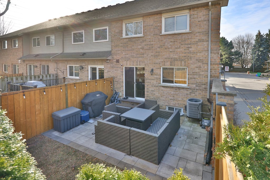 TH21-1385 Lakeshore Rd W 