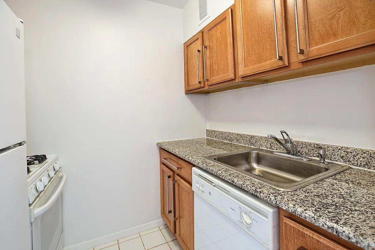 393 West 49th St, #5H