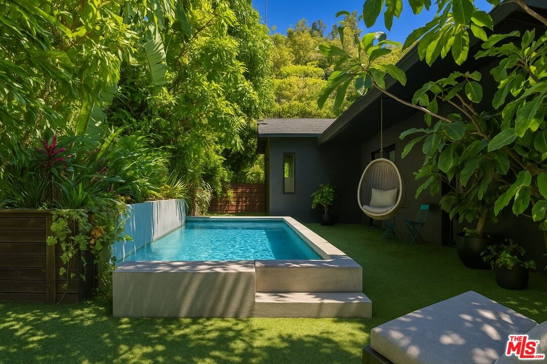 Halo Crest, Queens Rd, 90069