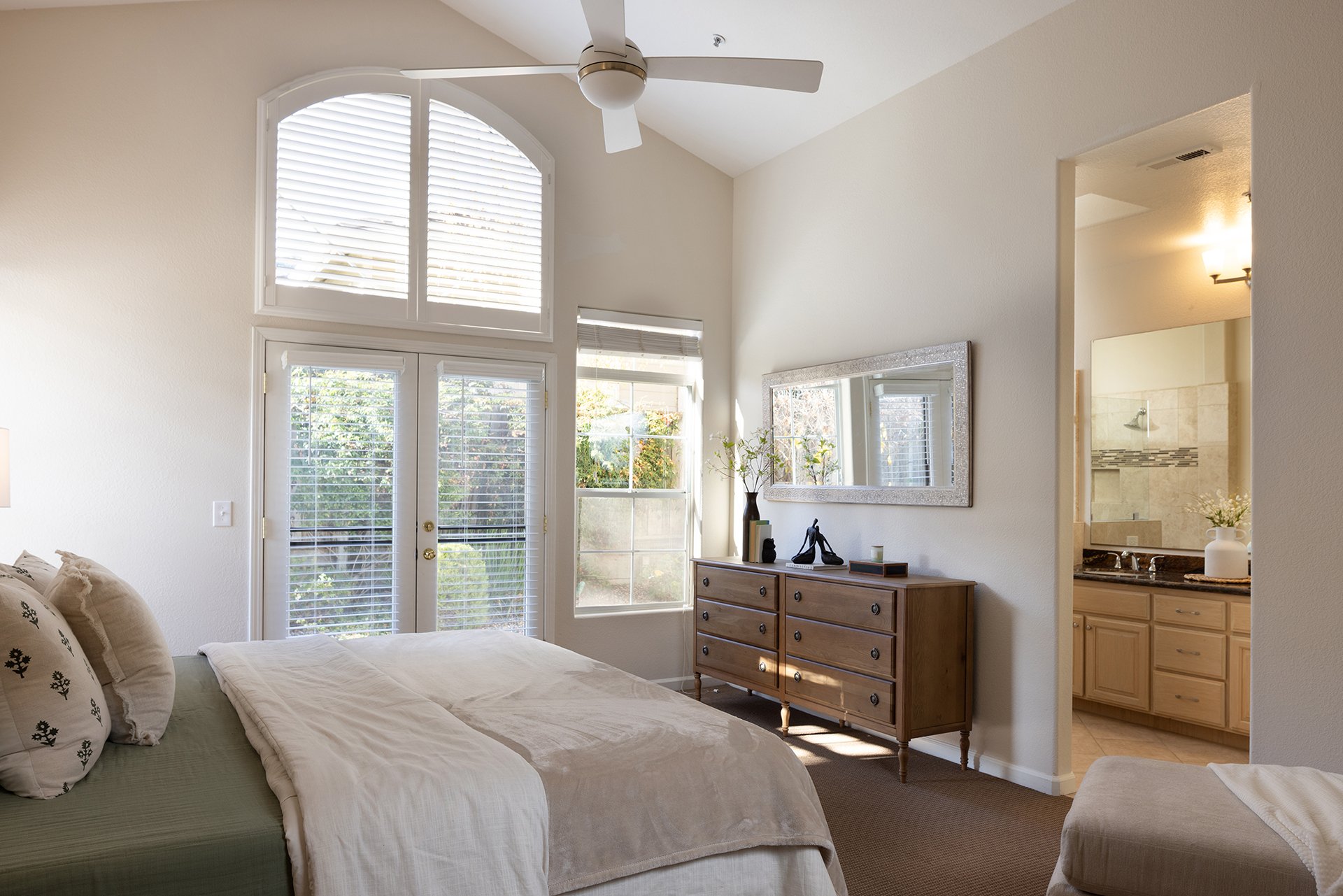 Las Palmas Living - 17776 Riverbend Road