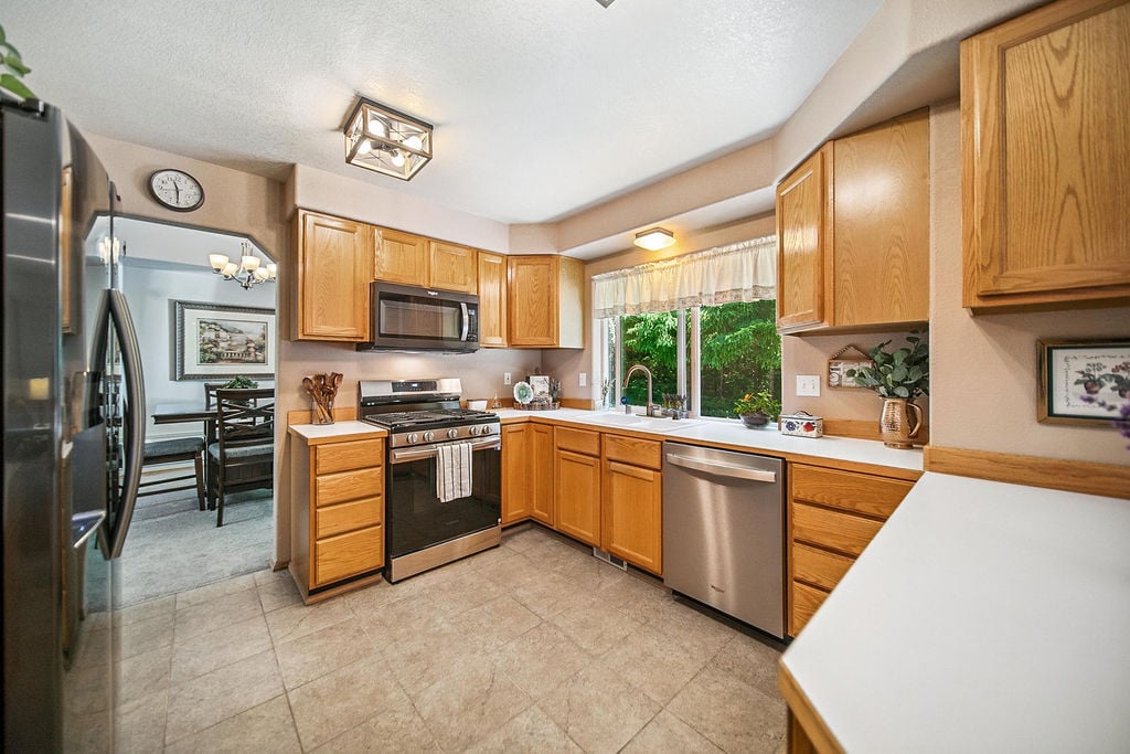 2147 Dunrobin Lane E