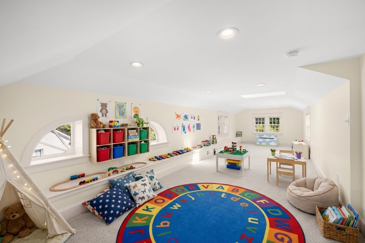 22 W OAK STREET