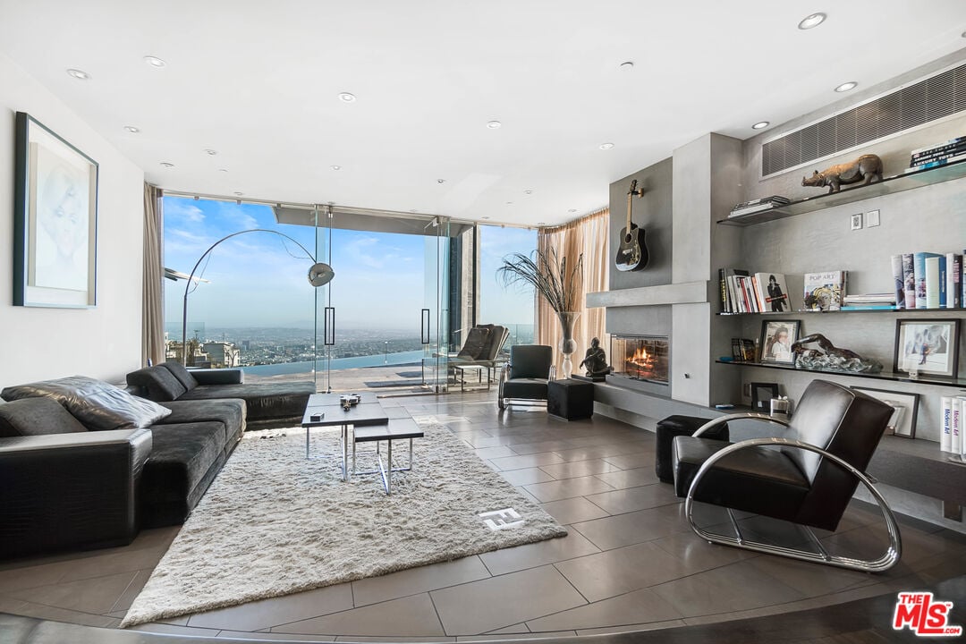 Luminor Crest, Viewmont Dr, 90069