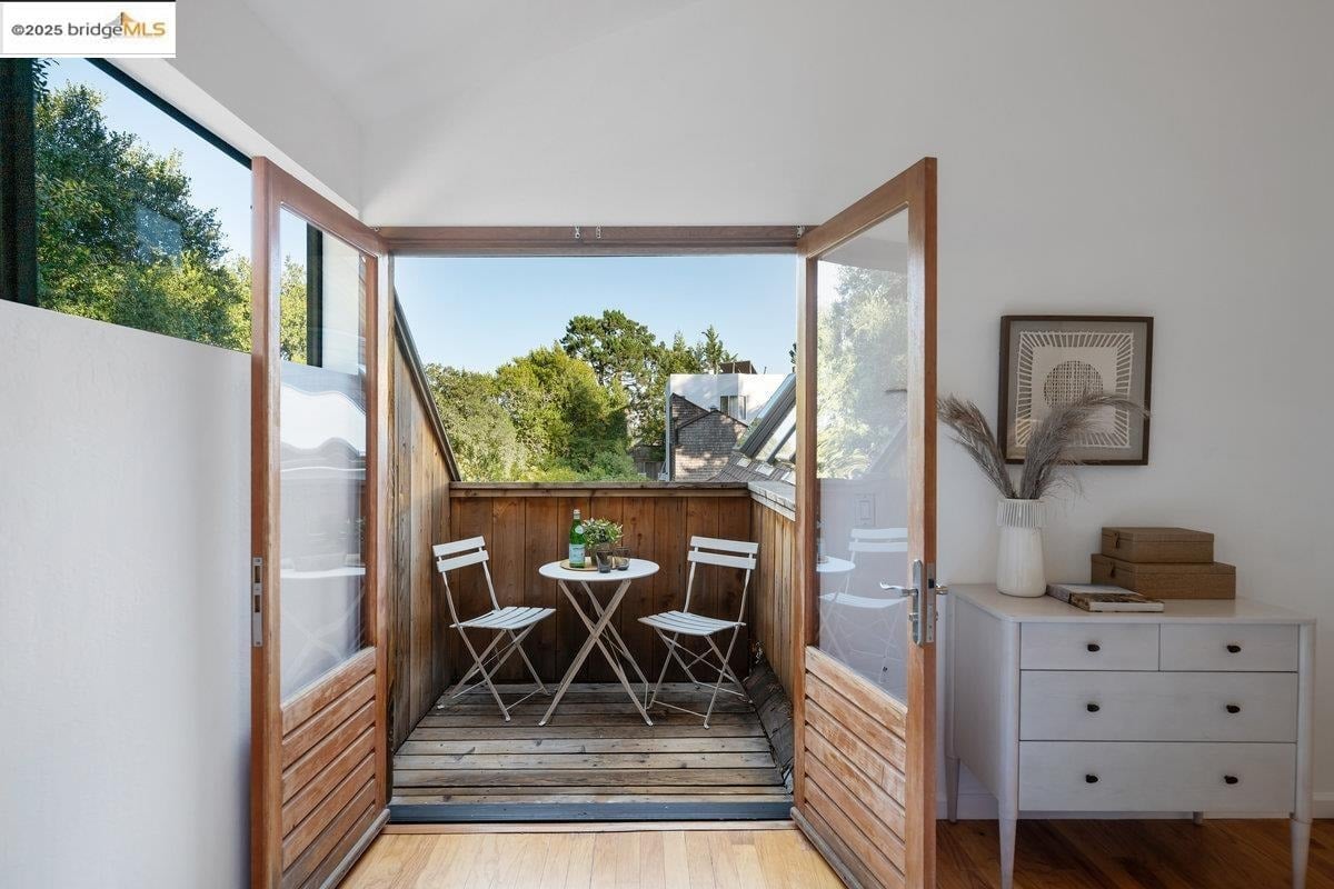 2112 Manzanita Dr