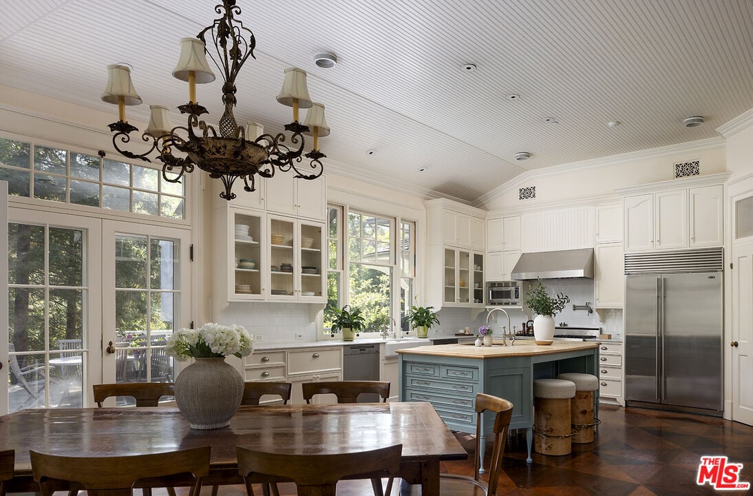 Mandeville Canyon Rd, 90049