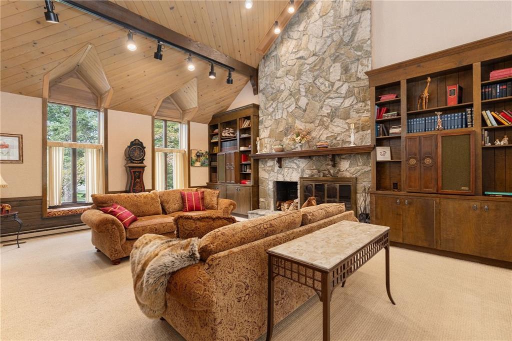 2 Lancers Lane, Lincoln, RI 02865