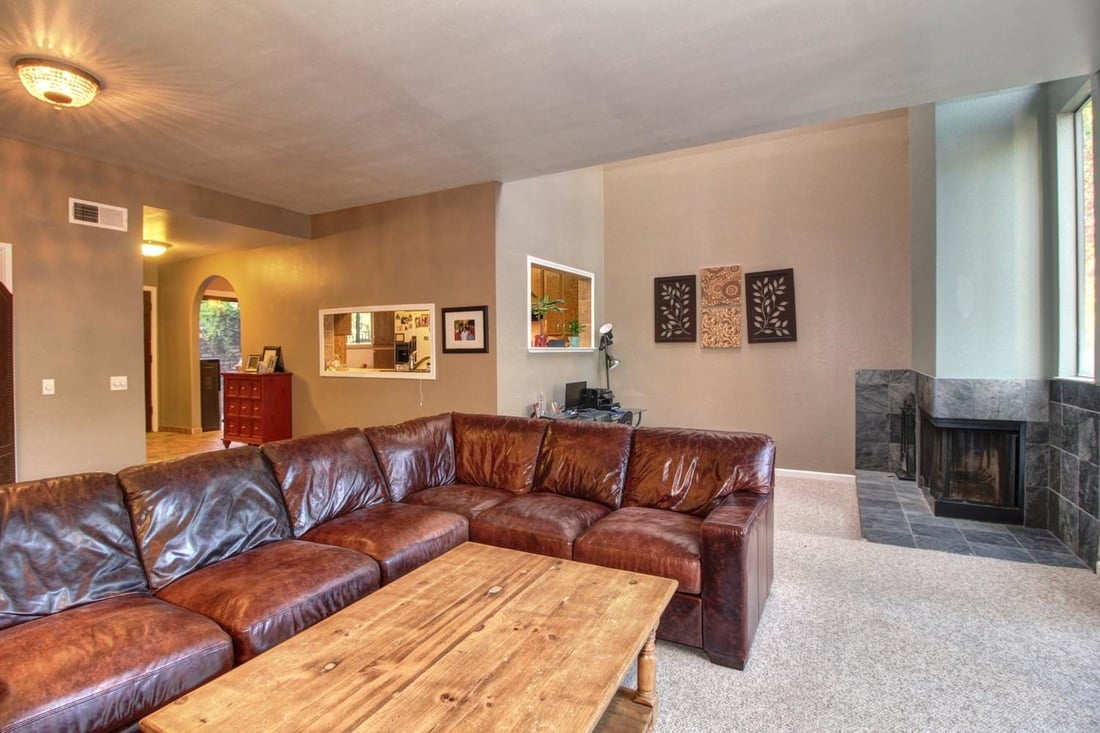 Gorgeous Condo in Popular Exeter Square!