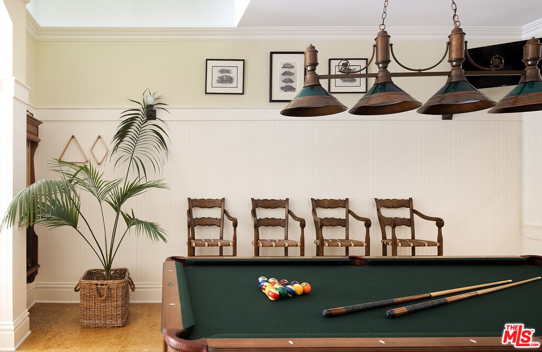 Mandeville Canyon Rd, 90049