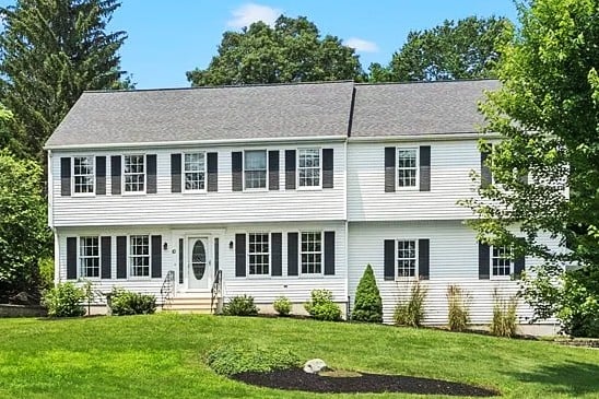 Colonial  Home Successful Sale with Melissa Clark Realor