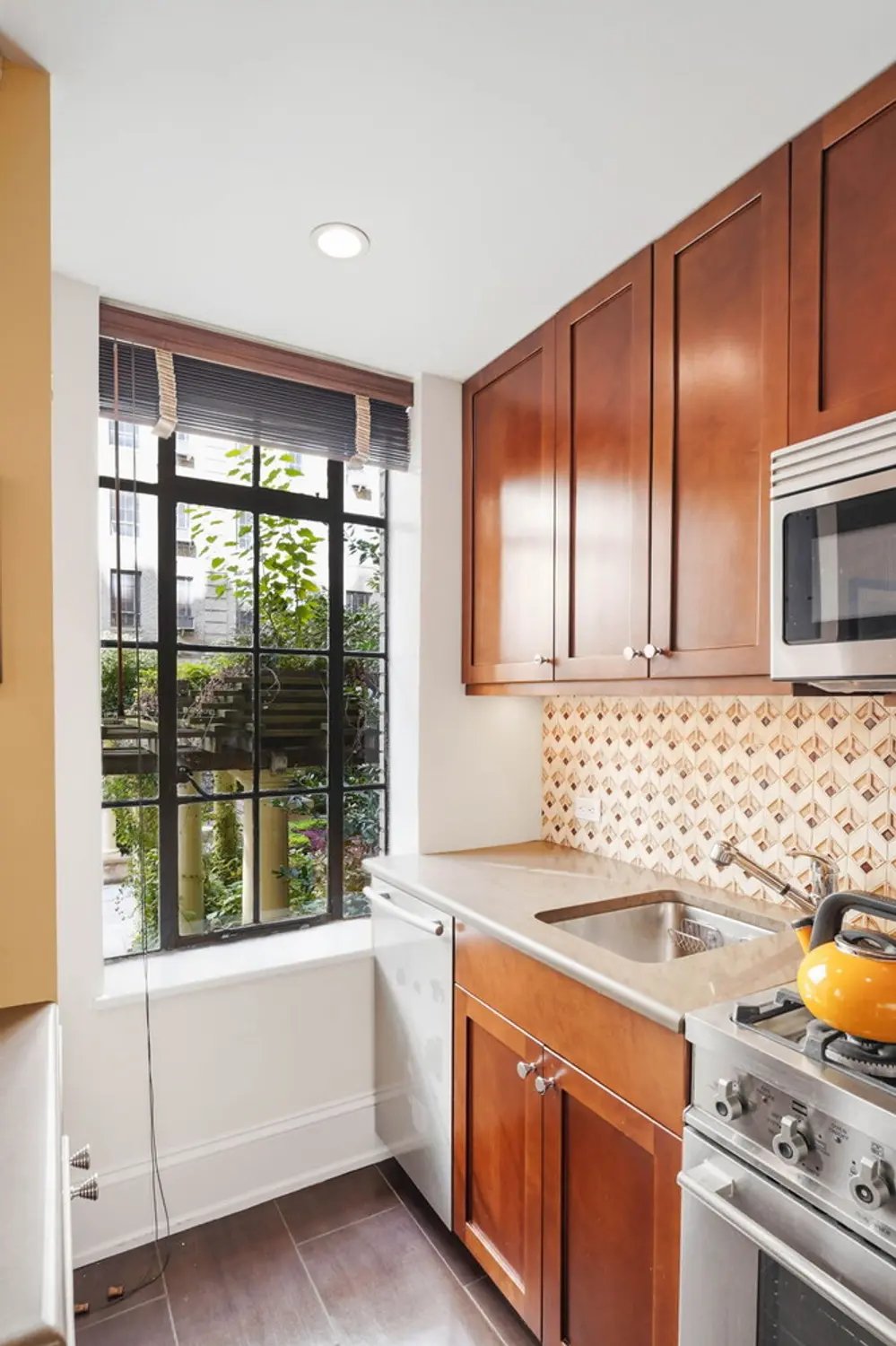 333 W 56th St Apt 2L