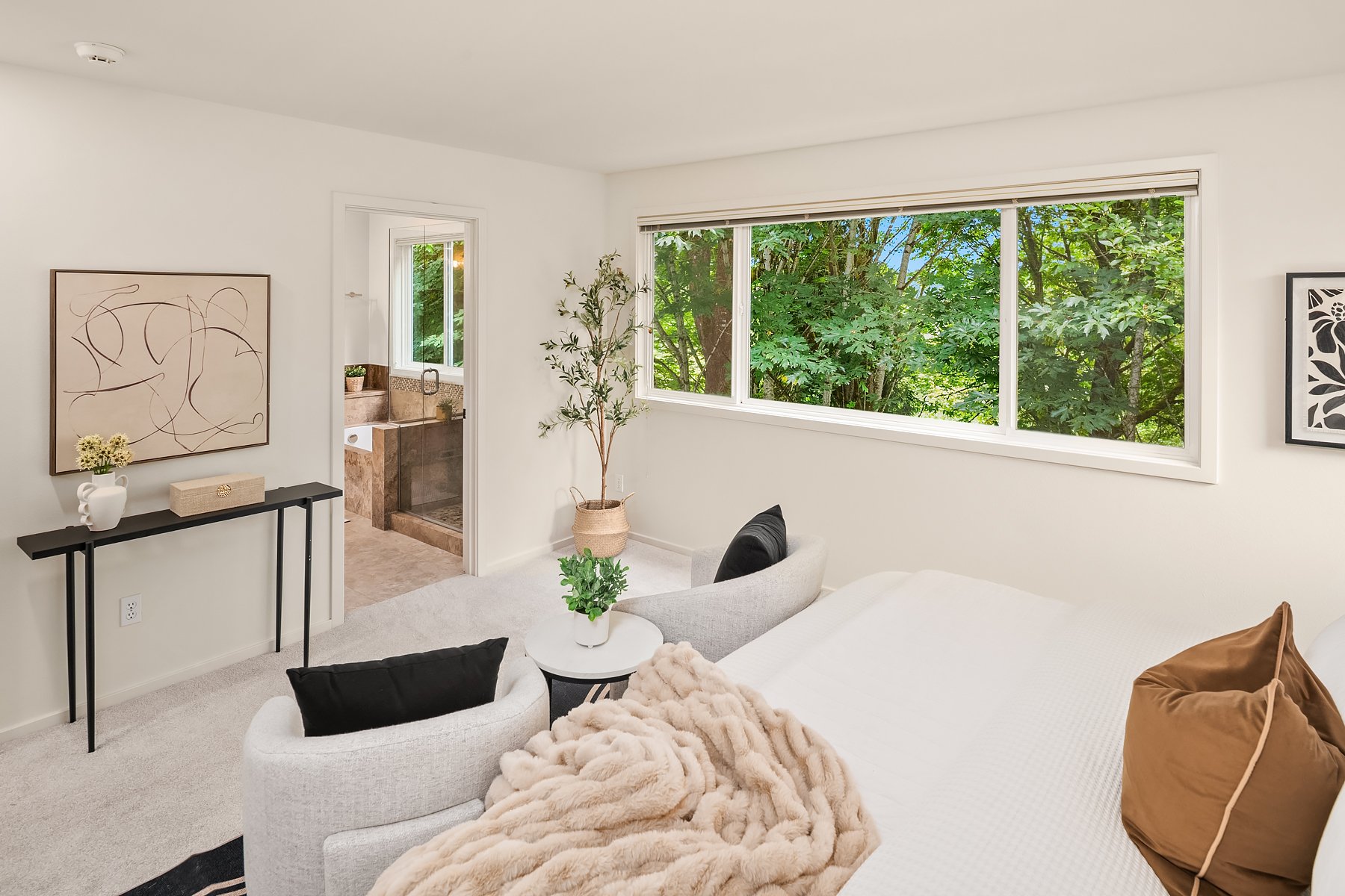 Quiet Elegance in Kirkland: Ideal Location & Natural Beauty