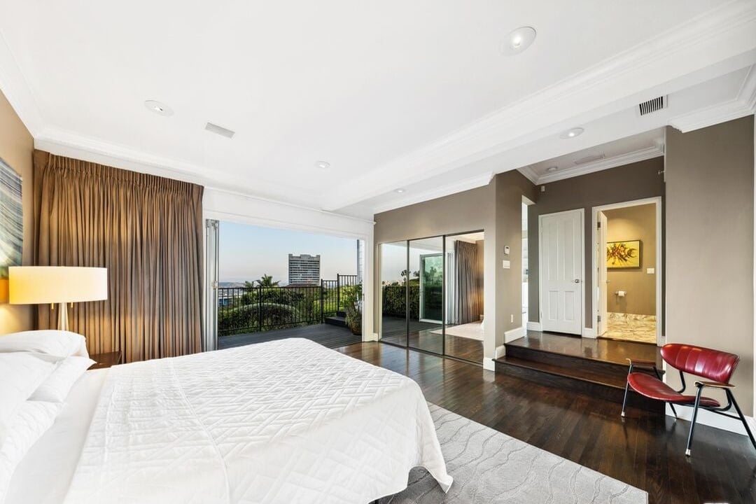 Sierra Mar Dr, 90069