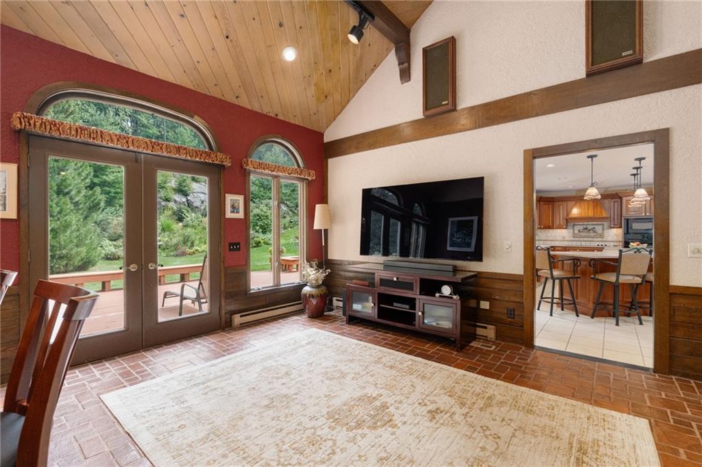2 Lancers Lane, Lincoln, RI 02865