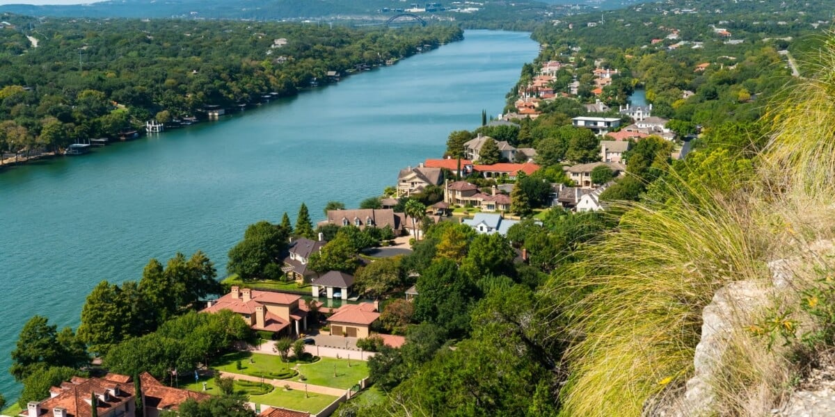Lake Austin market analysis chart showing price trends and transaction data