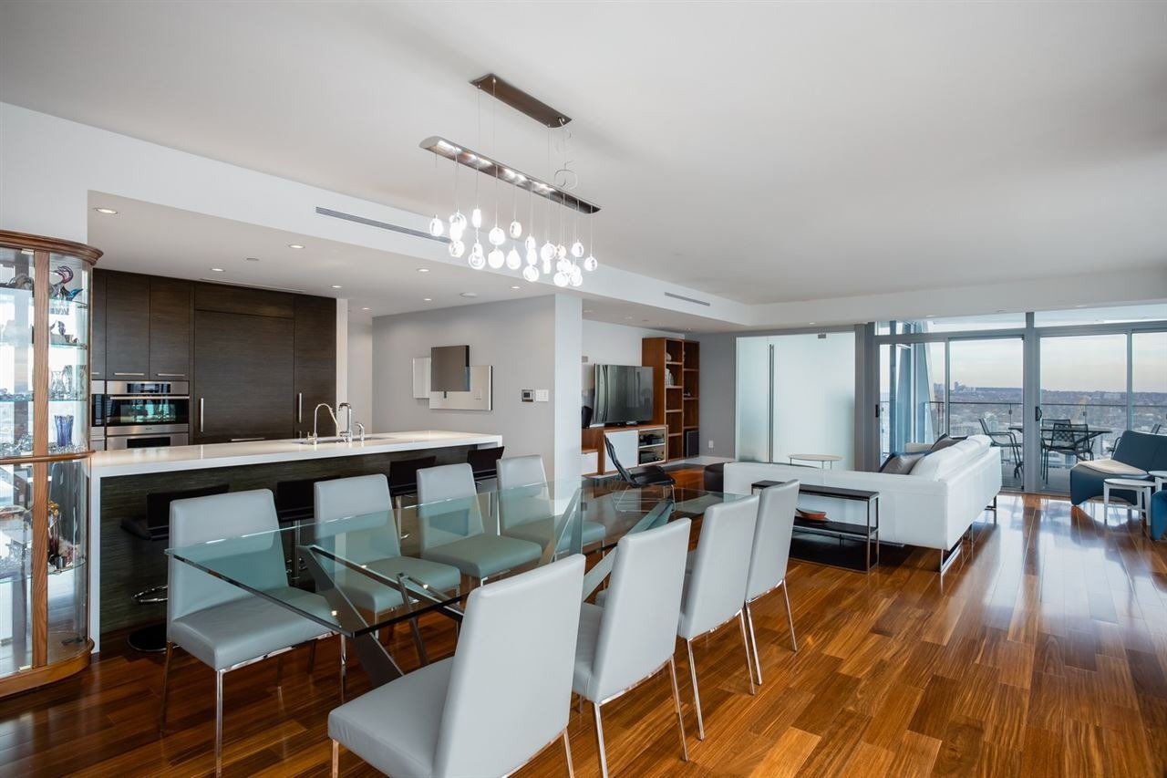 667 Howe St, #3904