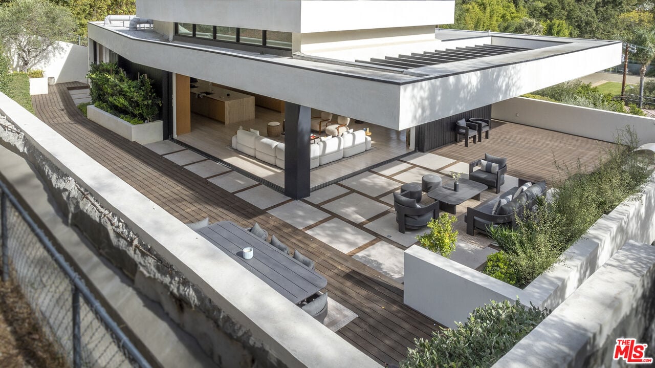 Pinnacle Manor, Willow Glen Rd, 90046